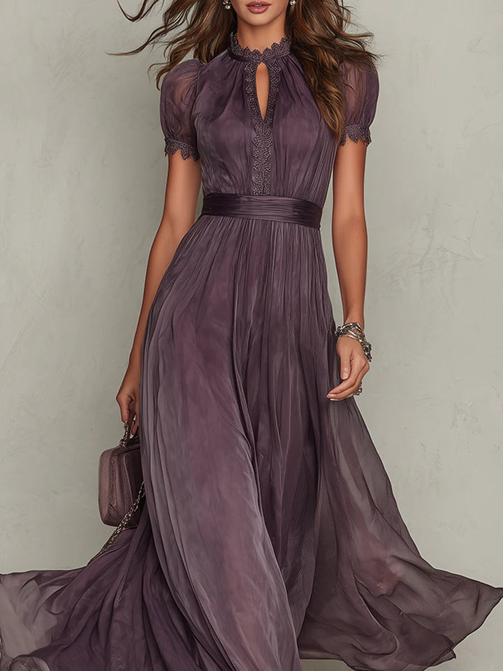 Flavia • Vestido Largo Violeta con Escote Tipo Lágrima y Ribete de Encaje