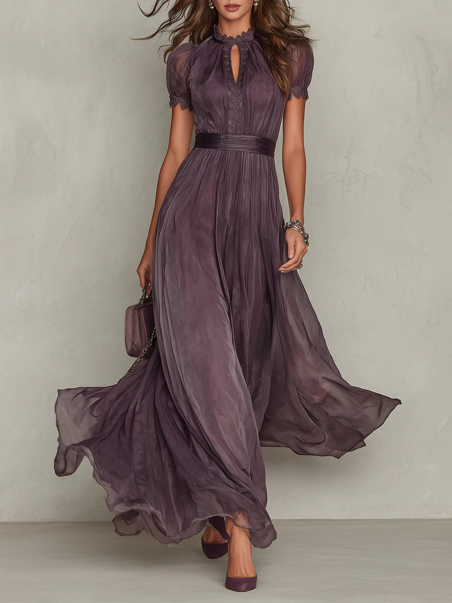 Flavia • Vestido Largo Violeta con Escote Tipo Lágrima y Ribete de Encaje