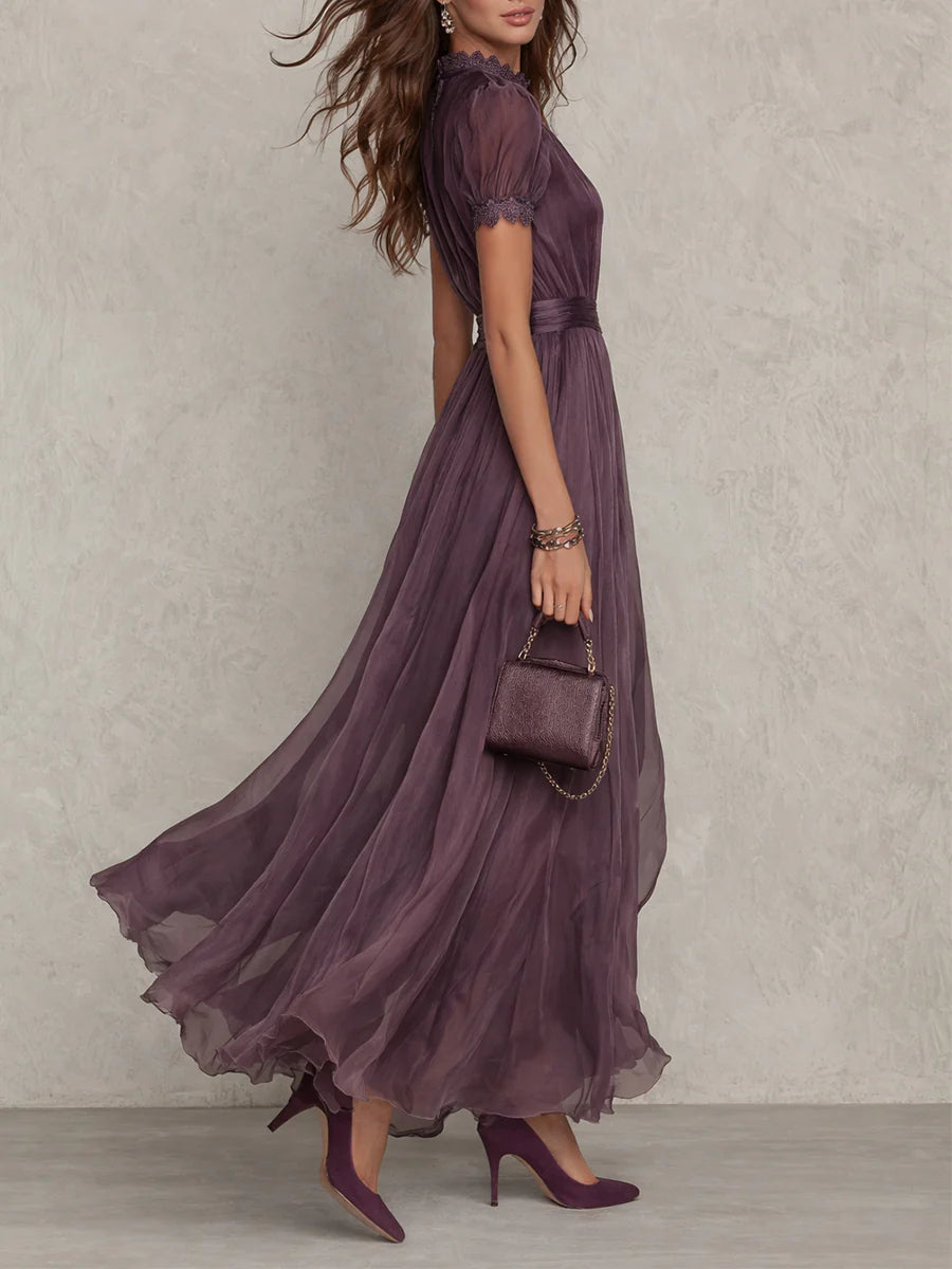 Flavia • Vestido Largo Violeta con Escote Tipo Lágrima y Ribete de Encaje