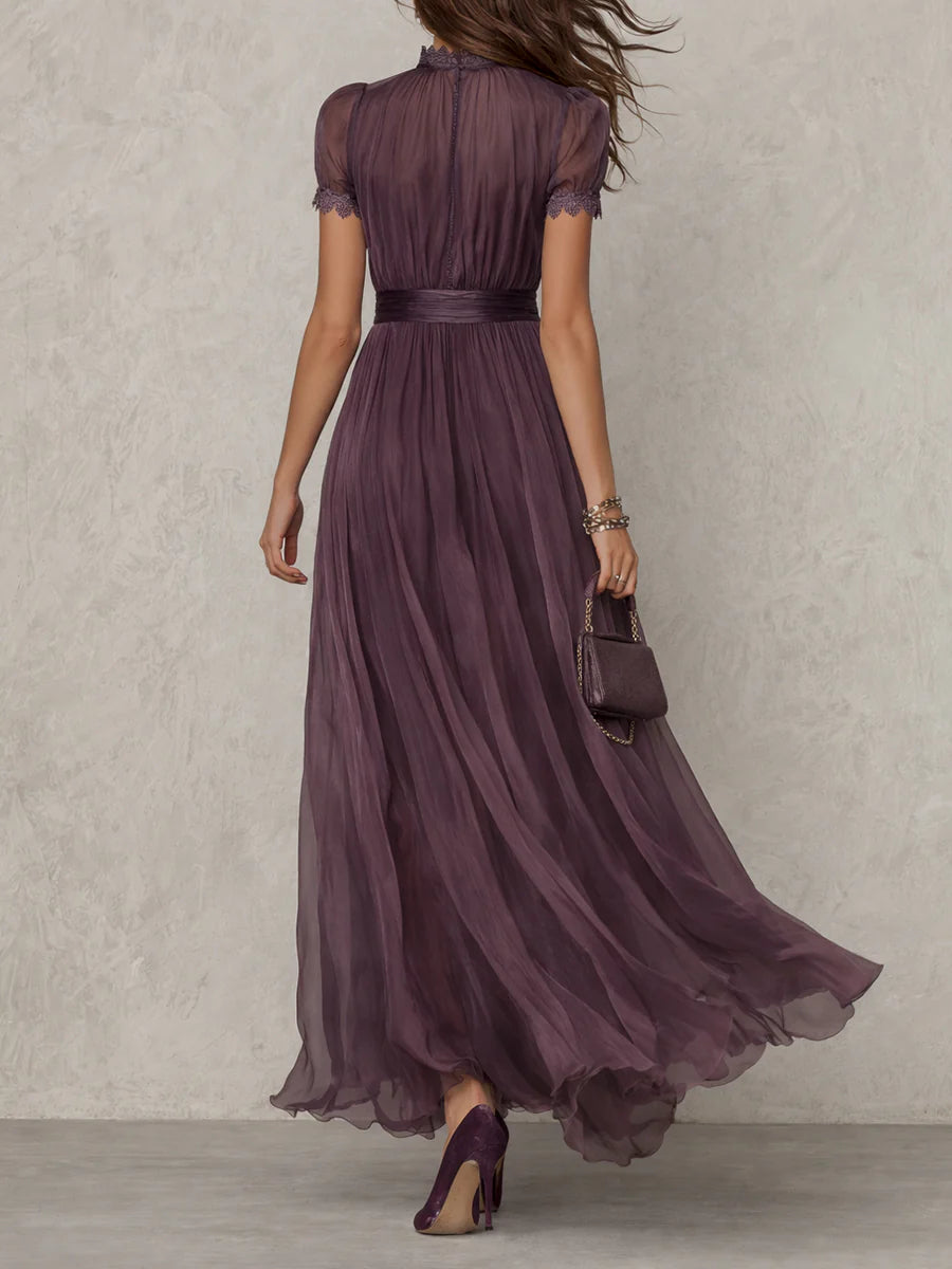 Flavia • Vestido Largo Violeta con Escote Tipo Lágrima y Ribete de Encaje
