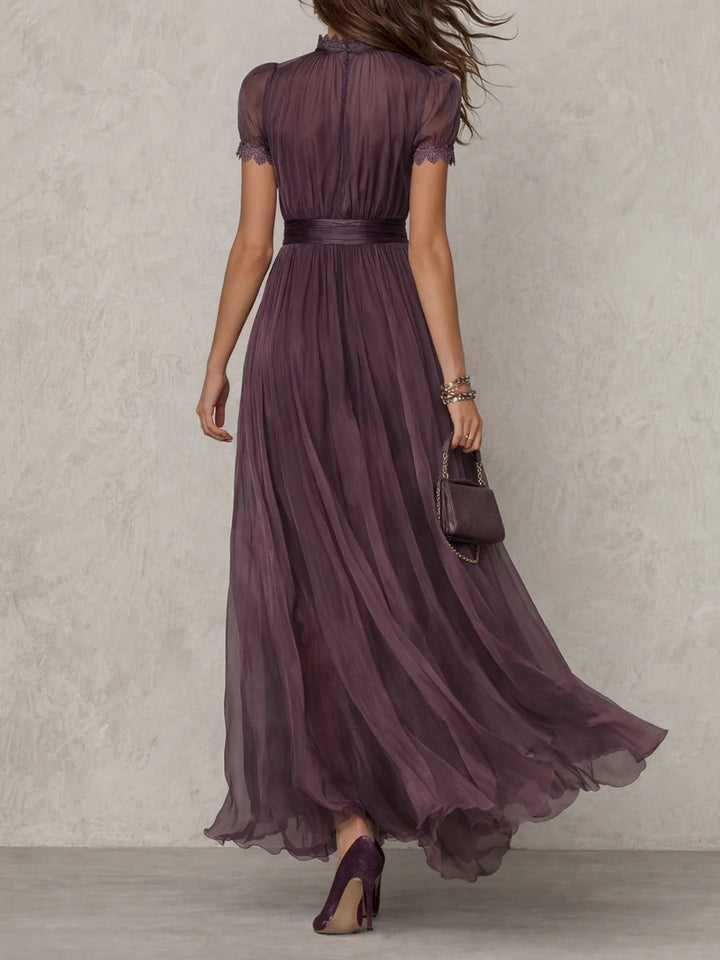 Flavia • Vestido Largo Violeta con Escote Tipo Lágrima y Ribete de Encaje