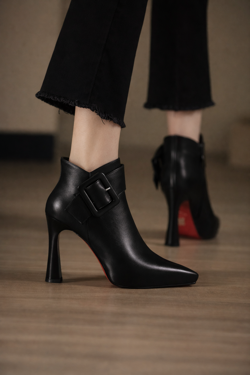 Botines de tacón con hebilla oversize