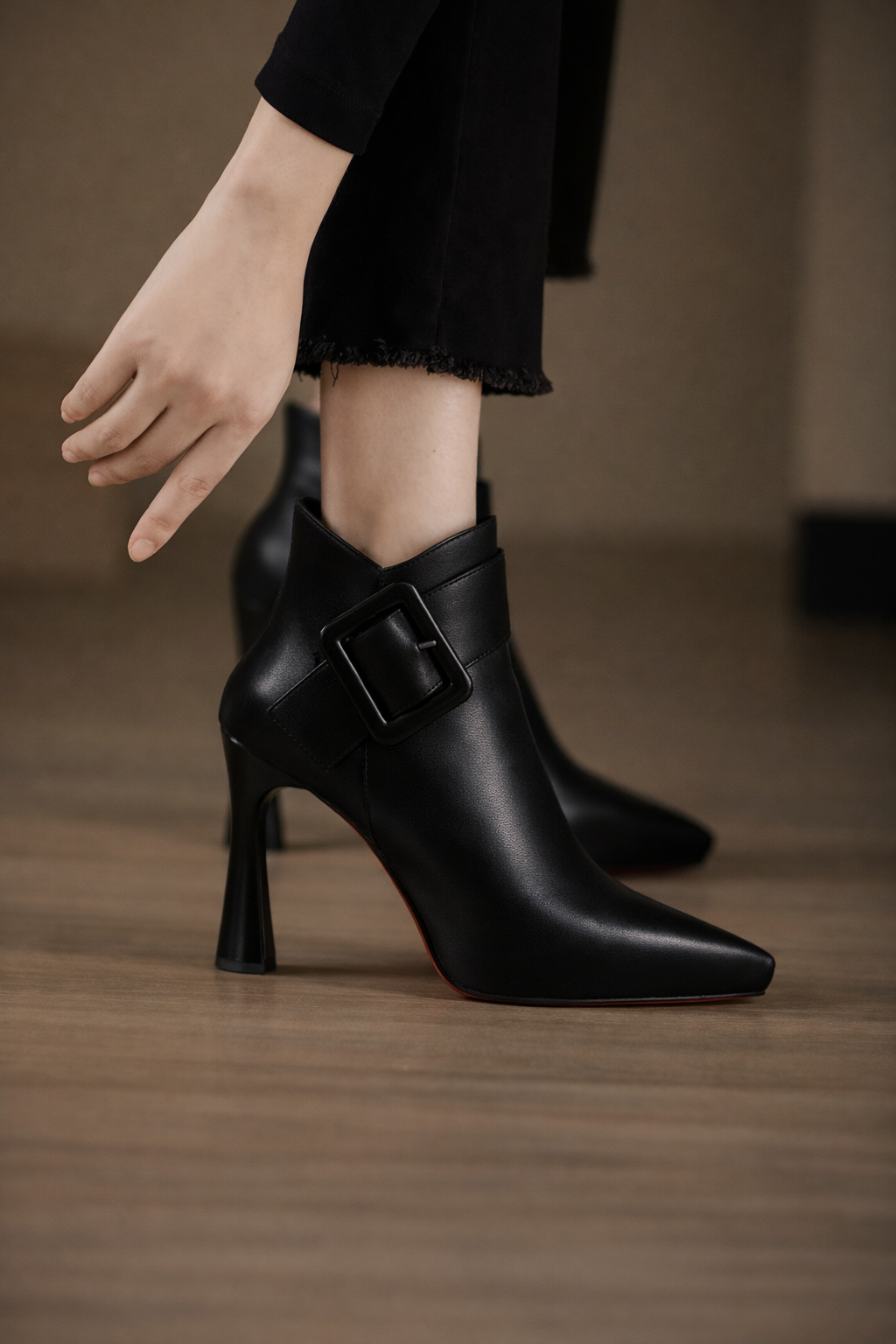 Botines de tacón con hebilla oversize